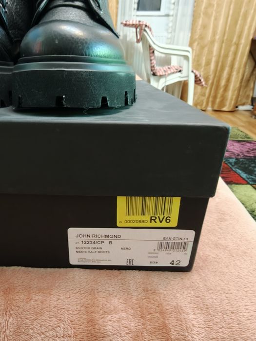 Vând ghete John Richmond