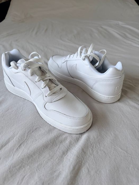 Чисто нови Nike обувки