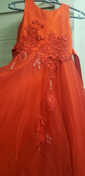 Красное нарядное платье для девочки, на рост 140