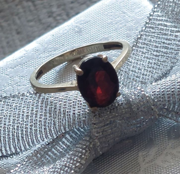 Златен пръстен с истински гранат