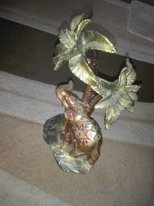 Слон  с палми за подарък.