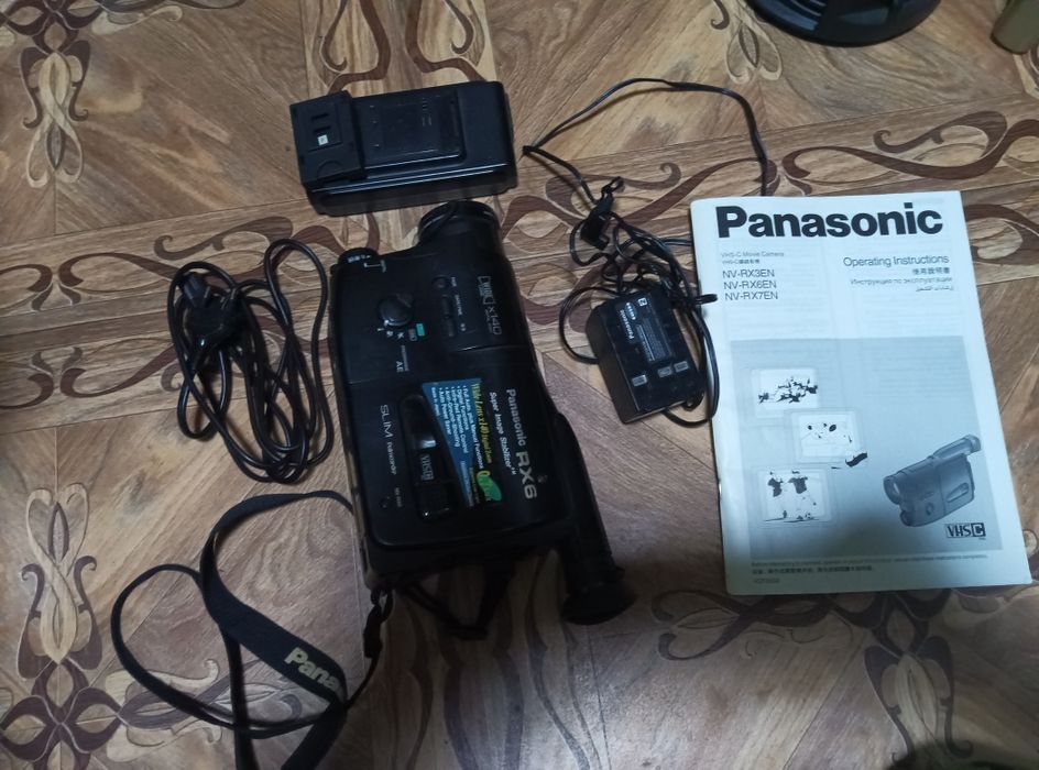 Видео камера работает отлично  снимает только нет касеты́  так работае