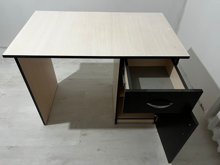 Стол школьный с шкавчиками