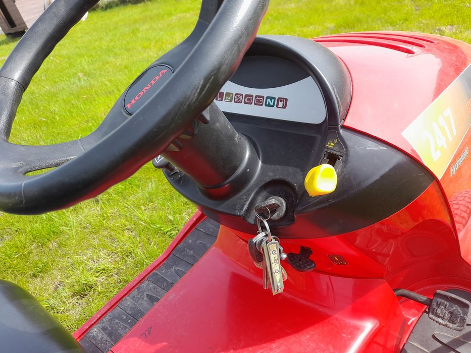 Vand tractoras de tuns iarba