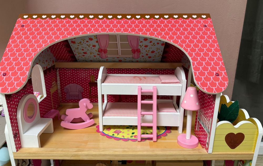 Детска дървена къща за кукли