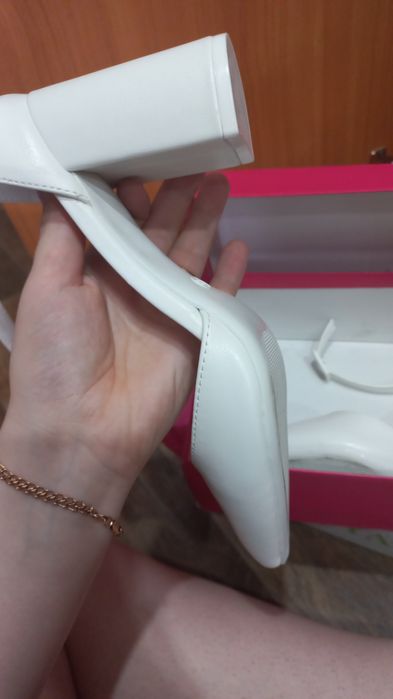 Продам новые белые туфли