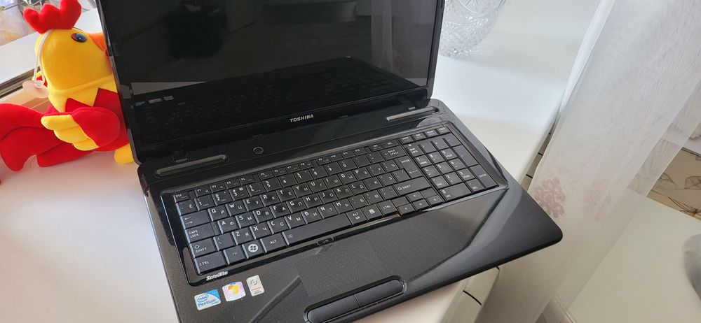 Ноутбук "Toshiba" в рабочем состоянии