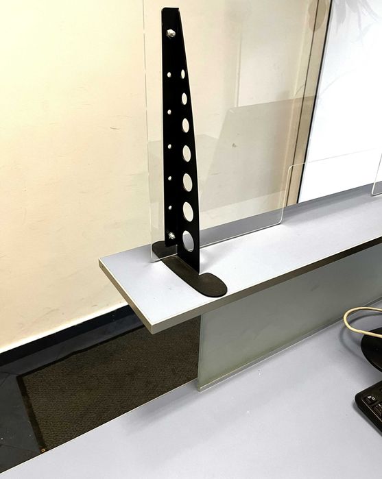 Секретарско бюро + шкаф за офис техника + подарък