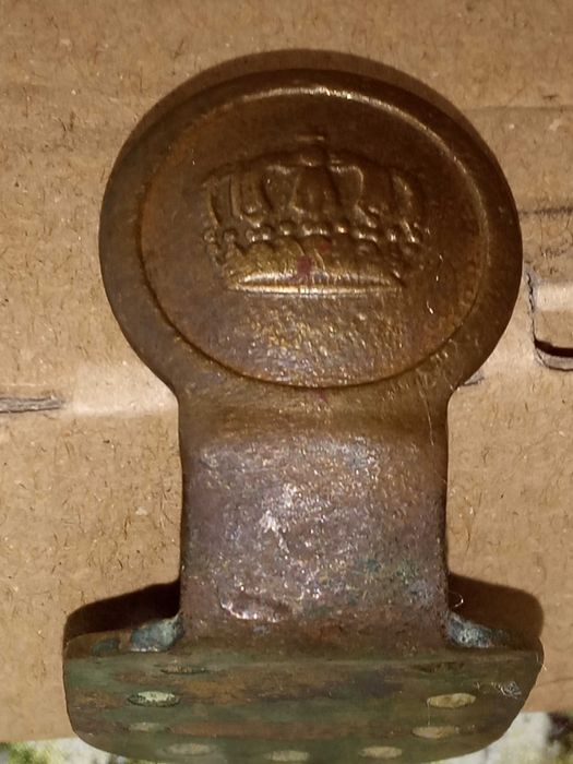 Антикварен сувенир с печат корона.