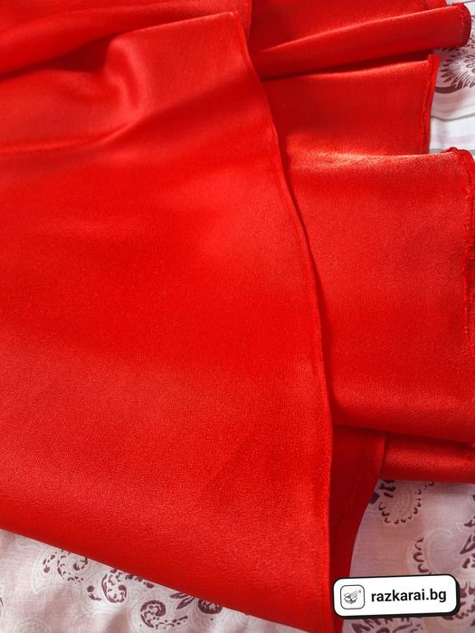 Елегантна червена дамска рокля с бродерия и перли