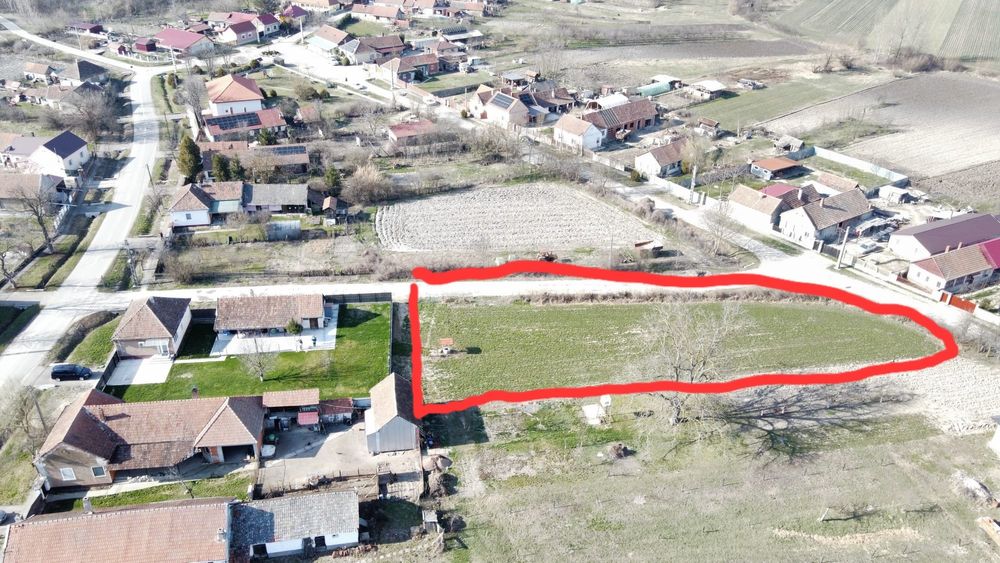 Vind 850 mp de teren în Niuved