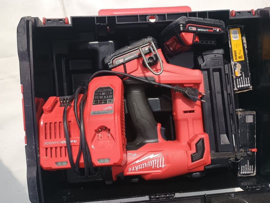 Pistol cuie milwaukee fn18gs . Set cu 2 baterii cutie și incarcator