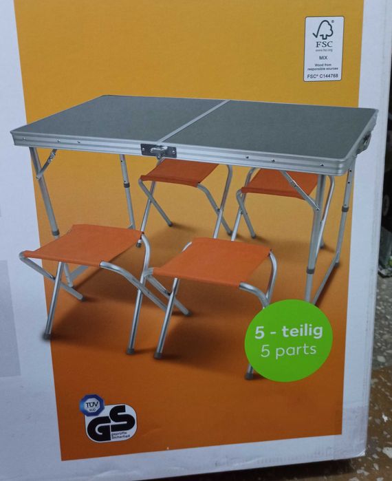 Set mobilier pliabil pentru camping.