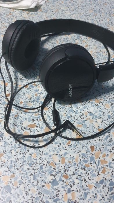 Vănd caști cu fir și wireless