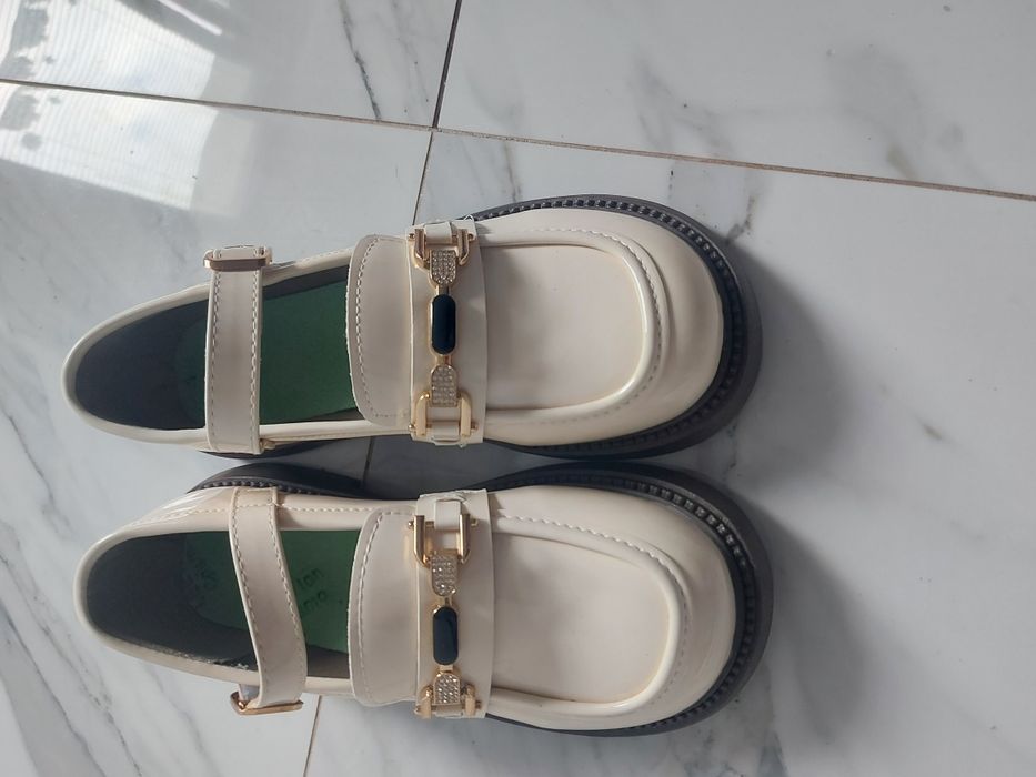 Много красиви обувки за момиче