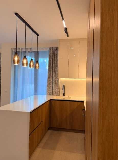 Дава се под наем Тристаен апартамент в София, Изток - 103 кв.м за 1286.73 € - Снимка #1