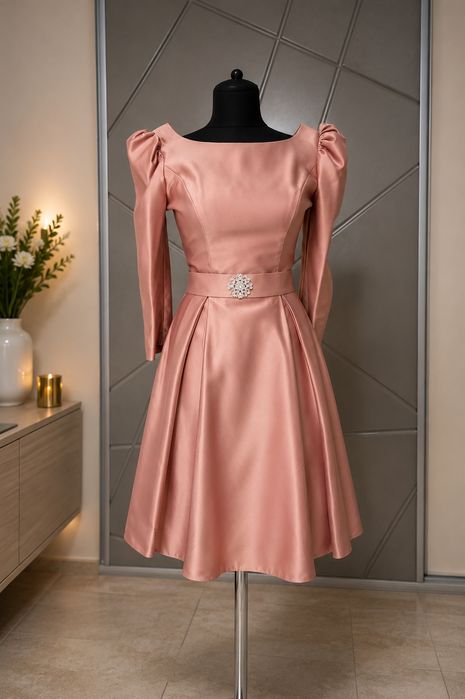 Rochie elegantă satin roz pudrat – perfectă pentru evenimente