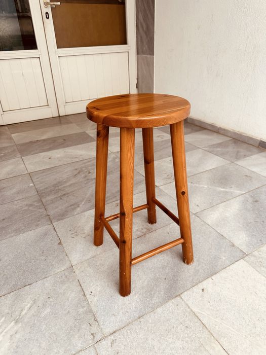 Дървена табуретка от масив – 60 см, стабилна и удобна