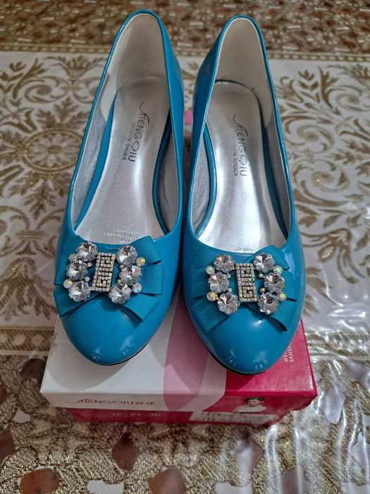 Ayollar oyoq kiyimi (Tufli - HengQui) sotiladi.