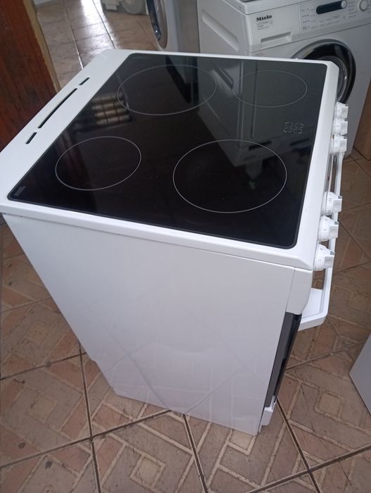 Свободно стояща печка с керамичен плот Gram с две години Гаранция!