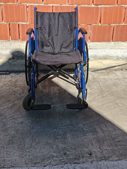 Vând cărucior pentru persoanele cu dizabilități