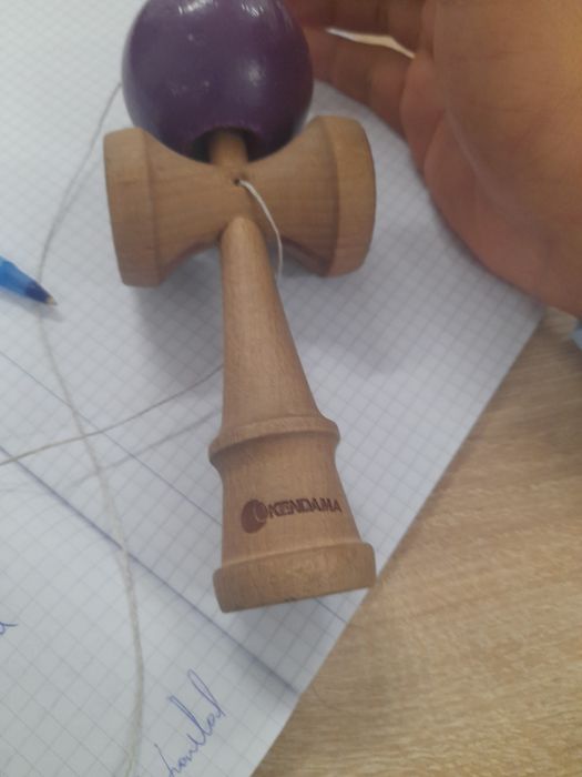 Vând   o kendama   are mici zgârieturi   dar este într-o  stare bună