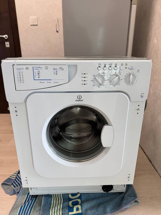 Продавам вградена пералня Indesit