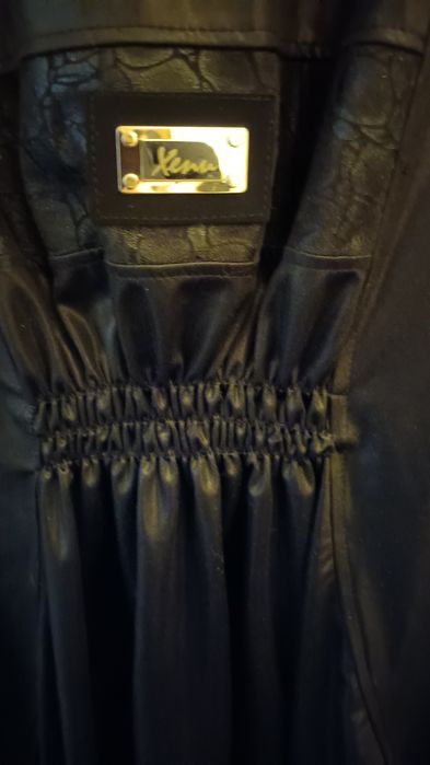 Тънко яке-жилетка от мека и еластична промазка.