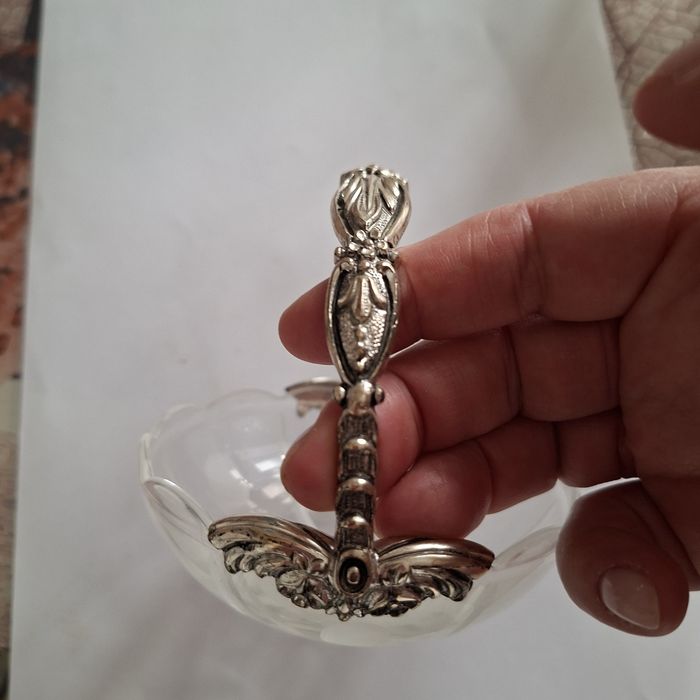 Bomboniera din cristal cu mâner argintat.