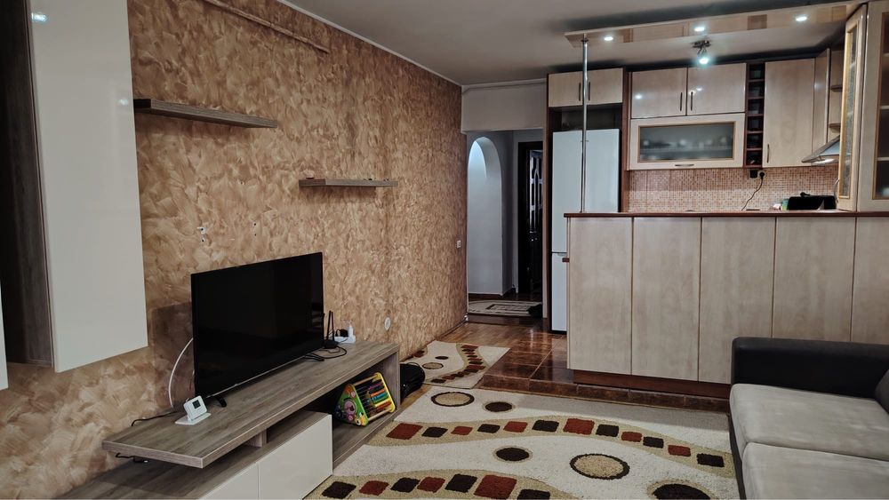 Inchriez apartament 3 camere