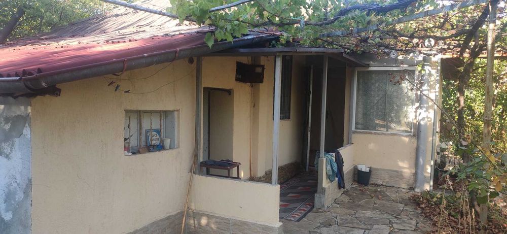 Къща с двор, лозе, басейн, беседка, кладенец с. Козаревец (Ст Загора)