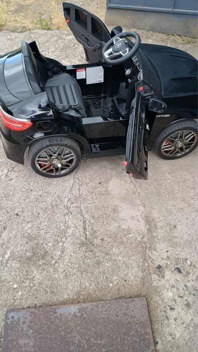 електрически автомобил Mercedes Benz GLC63S