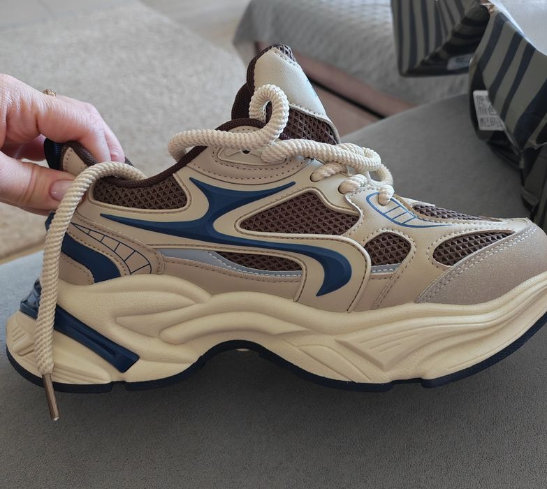 Продам новые кроссовки