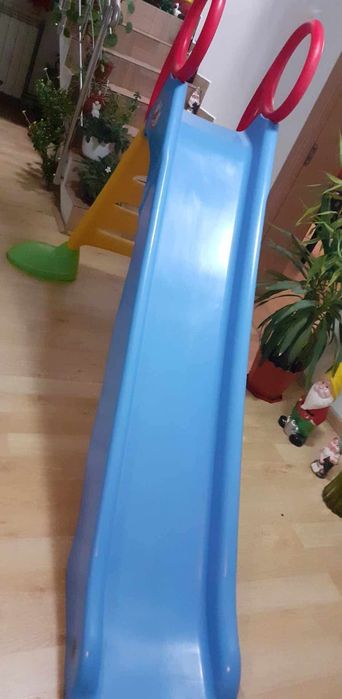 Topogan mare, poate fi folosit si cu apa. Pastrat doar in interior.