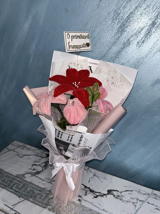 Buchete trandafiri satin și sârmă plușată