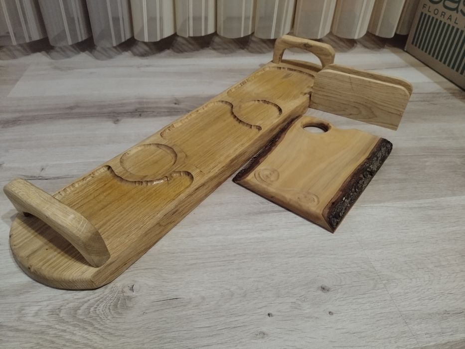 Голямо дървени плато с дъска за мезета