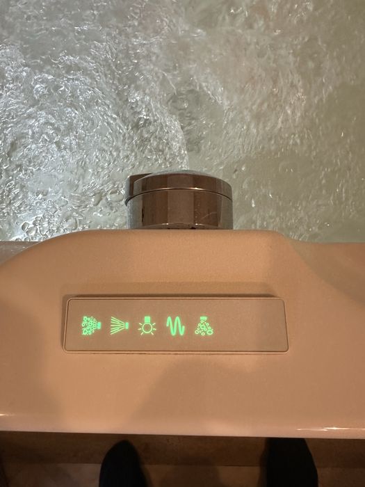 Cada cu hidromasaj tip Jacuzzi marca Villeroy & Bosch