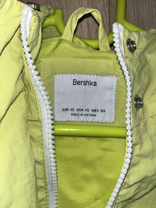 неонова ветровка Bershka