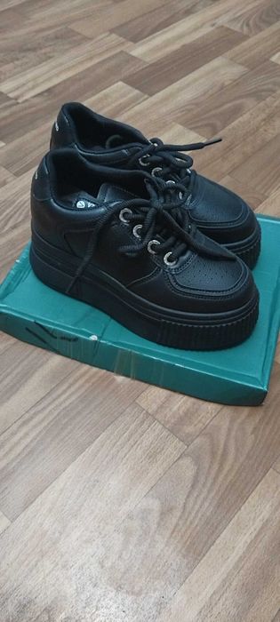 Продам новые ботинки весна осень