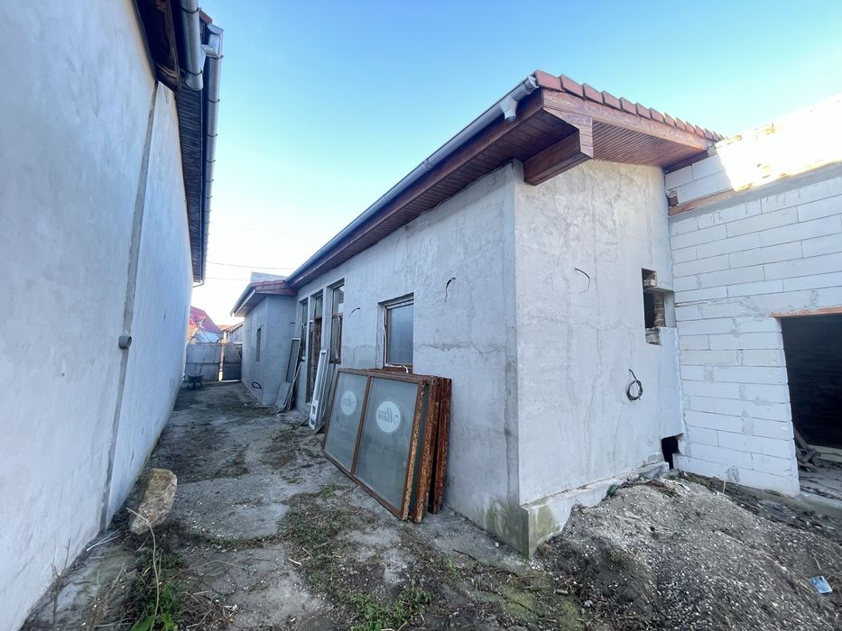 Vand casa, semifinisata. Propietar!