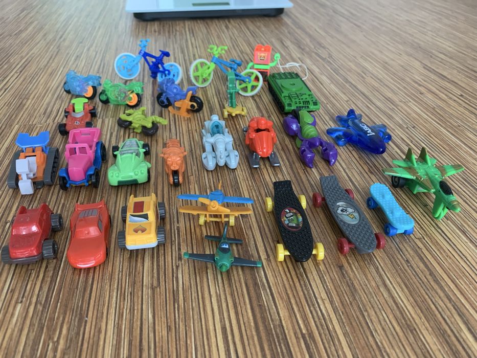 Киндер игрушки.