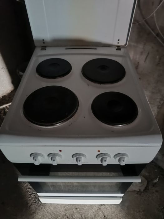 Продаю электрическую плиту Hansa.