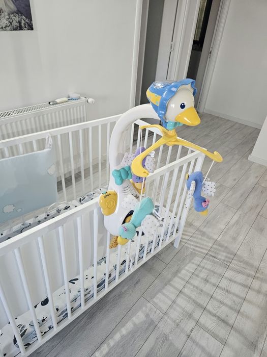 Patut bebe+carusel rata+2 seturi de asternuturi.