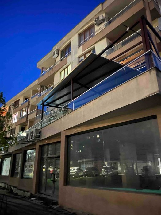 Продавам стъклен парапет със закалено стъкло и алуминиево захващане