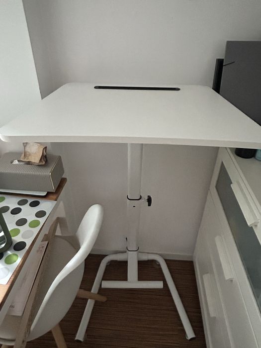 Masa reglabila ideala pt stat in picioare la laptop