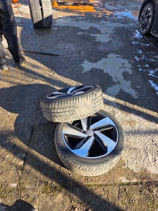 Vand roti Passat B7 model 18” 225/40R18V cu 2 jante fisurate