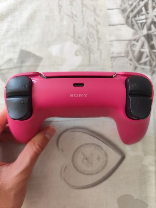 PS5 Pink в отлично състояние, като нов джойстик