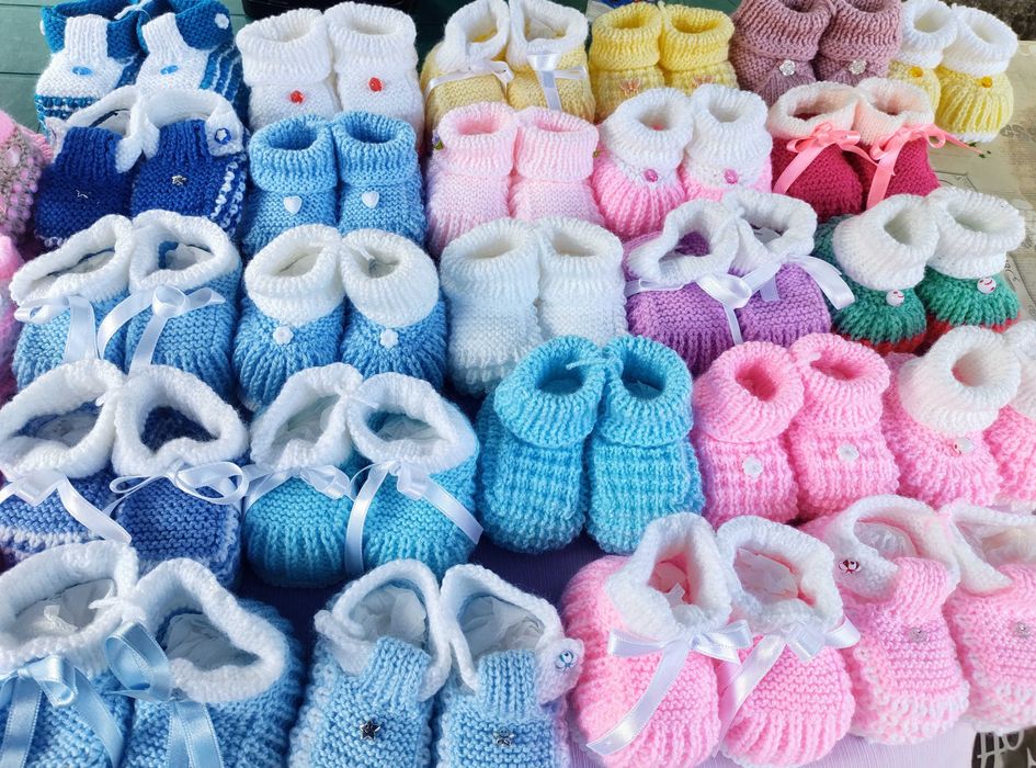 Ръчно плетени бебешки терлички.