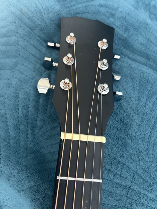 акустическая гитара.