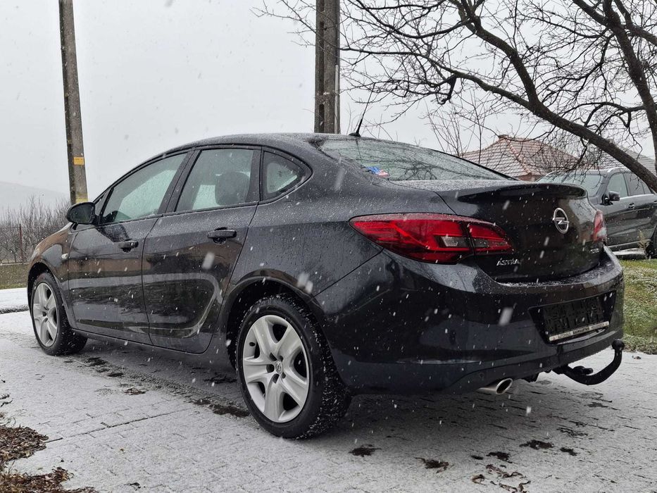 Opel Astra J - Limuzina  - 1.4 Turbo Benzina 140CP